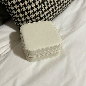 Travel jewerly holder